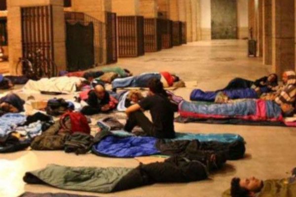 volontari dormono per strada assieme a chi non ha fissa dimora